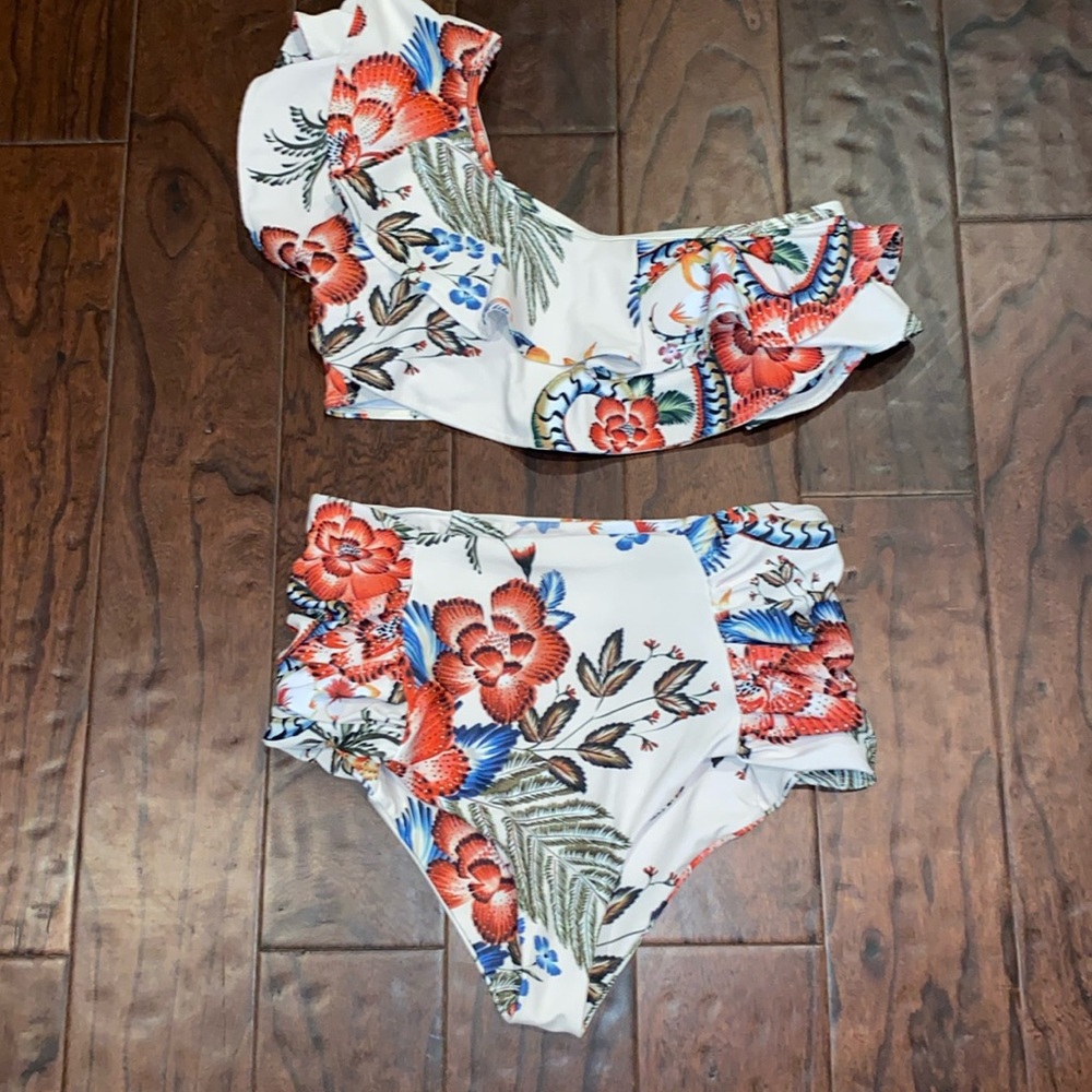 One shoulder bikini top and Ruched bottom set